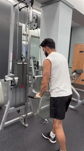 Whole stack moving like it’s set on level: beginner 🥱😂 - Couple easy reps, nothing crazy… • • • • • #lightday #gymhumor #fullstack #fyp #explore