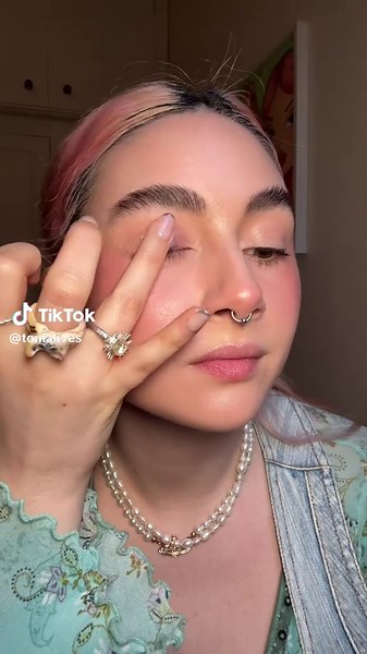 Duo-Chrome Eyeshadow Tutorial: Enhance Your Beauty Routine