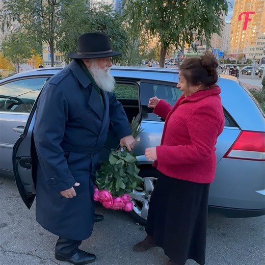 48K views · 335 reactions | From sadness to happiness: a touching moment | Fabiosa Daily | Facebook