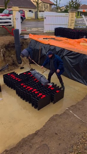 ⛈️ Malgré une météo capricieuse… 👷🏼‍♂️ Suite du chantier à Blanzy pour la piscine 7.72 x 3.48 m. ⚒️ Montage des blocs Solidpool avec un banc confort avec escalier d’angle. #HPS #Solidpool #montageblocs #structure piscine | SolidPool Montceau-les-Mines Hexagone Piscines Services