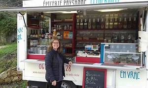 Au poids chiche, le camion transformé en épicerie paysanne zéro déchet