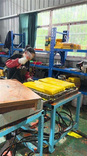 what is she doing now？#smashing up hard!