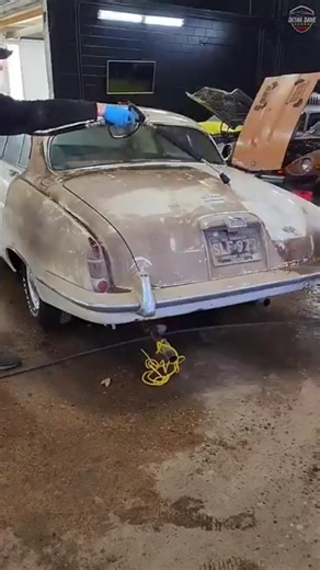 Washing an old car after more than 30 years without being washed