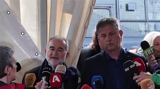 Η πρώτη δήλωση του πατέρα του Γεράσιμου, του μοναδικού επιζώντα από το μοιραίο βαγόνι των Τεμπών που δίνει από τις 28 Φλεβάρη του 2023 κάθε μέρα, κάθε λεπτό, κάθε δευτερόλεπτο την μάχη του για να κερδίσει ξανά την ζωή: "Θα ήθελα να σας πω ο Γεράσιμος είναι σε πολύ βαριά κατάσταση.Χαίρομαι πολύ που άρχισε η δίκη. Περίμενα τρία χρόνια. Περιμέναμε όλη στην οικογένεια αυτή την μέρα όπως όλες οι οικογένειες για να δικαιωθούν αυτοί οι 57 που τόσο βίαια έφυγαν.Αλλά όχι μόνο αυτοί που ταξίδεψαν στον ουρ