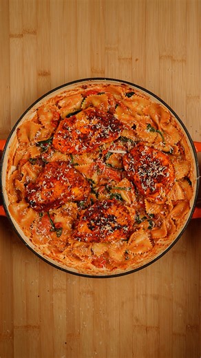 Christopher Smith on Instagram: "Creamy Tuscan Chicken Pasta Recipe ⬇️ This one-pan Tuscan chicken pasta is rich, creamy, and packed with flavor — the ultimate easy weeknight meal. Ingredients 🔸 12 oz pasta 🔸 1 tbsp olive oil 🔸 3 boneless, skinless chicken breasts 🔸 Salt and freshly cracked black pepper 🔸 6 slices thick-cut bacon, chopped 🔸 1 tbsp unsalted butter 🔸 1 small shallot, finely minced 🔸 4 cloves garlic, minced 🔸 2 cups grape tomatoes, halved 🔸 ½ cup chicken broth (for deglaz