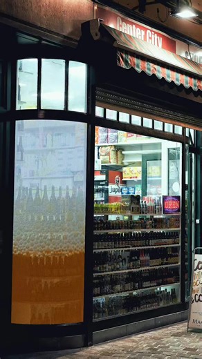 The RCH LED display, mounted on a curved glass façade, automatically adjusts brightness for nighttime visibility and minimizes reflection to ensure clarity even from the outside. As golden beer flows along the curve and the foam rises, freshness fills the space. Where technology meets experience, RCH redefines visual storytelling. - 곡면 유리창 위에 부착된 RCH LED 디스플레이는 야간 시인성을 위해 자동으로 밝기를 조절하고, 빛 반사를 최소화해 외부에서도 또렷한 시야를 제공하죠. 곡선을 따라 흘러드는 맥주, 넘치는 거품으로 공간에 신선함을 더해 기술과 경험이 만나는 곳, RCH가 시각적 스토리텔링을 새롭게 정의합니다. 