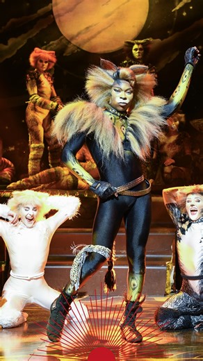 Teatro Arcimboldi Milano on Instagram: "🐾 “𝑪𝒂𝒕𝒔” sta per arrivare al #TAM e le repliche sono quasi tutte ad un passo dal #soldout! Ma... come si entra nella tribù dei #jelliclecats? Si impara a pensare, muoversi e reagire come un gatto. In quattro settimane bisogna memorizzare ogni canzone, ogni passo, ogni respiro. E già alla fine della prima settimana si affronta il 𝐉𝐞𝐥𝐥𝐢𝐜𝐥𝐞 𝐁𝐚𝐥𝐥: quindici minuti di danza ininterrotta che conducono al finale del primo atto! Costume e make-up c