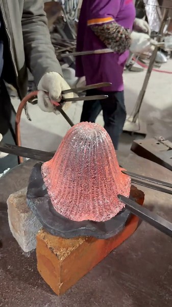 The art of lampshade making and glassmaking soothes your soul, flowing freely between gravity#shorts