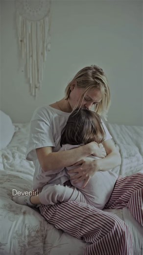 MUSÁ paris de Océane Villiers - Vêtements d’allaitement 🥛 on Instagram: "Ton corps est sollicité en permanence. Il nourrit, il porte, il donne. Ton espace se réduit. Ton rythme ne t’appartient plus vraiment. Et pourtant, tu es là. Tu es une femme. Tu es une mère. Pas un rôle. Pas une fonction. Tu es les deux. Chez Musà, on ne te demande pas de disparaître pour nourrir. Allaiter, oui. S’effacer, jamais. Muse: @nina.instantsauvage 📹 @florian_cleret_officiel"