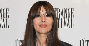 Monica Bellucci : wow, le décolleté ravageur ! (elle fait monter la température sur la Toile !)