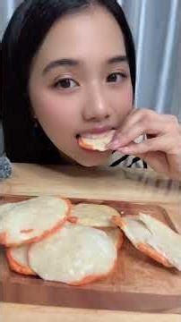 Cobain makan kerupuk upil / melarat?🙈 #kerupuk #kerupukpedas #makan #food #shortvideo #mukbang