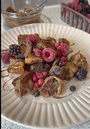 Need an Easter breakfast idea?? I got you 🐣🍫 Hot Cross Toast, with Chocolate Drizzle & Berries 🍓🫐✨ Ingredients 2 Hot Crossed Buns, I used @Marks and Spencer ones 1 egg, Whisked, @TheHappyEggCo 60ml Milk 1 tsp Vanilla extract 1/4 tsp Cinnamon 1 tbsp Butter 20g Chocolate, Melted Mixed Berries Instructions: In a bowl whisk together the egg, milk, vanilla and cinnamon. Chop the hot cross buns into bite sized pieces. Add the hot cross bun pieces into the egg mixture and coat. In a pan melt some b