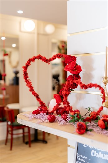 Lalibela Pâtisserie on Instagram: "💘 Passez la Saint-Valentin avec notre Ruby Crush 💘 Une ganache montée framboise toute en douceur, un crémeux framboise ultra fondant, un coulis fruité, du chocolat à la framboise Valrhona, le tout posé sur un biscuit macaron… 😍 Autant vous dire qu’avec ça, vous savez comment combler votre crush pour la Saint-Valentin ! 😉"