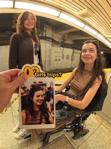 Girls trip is the answerr 💛 They were visiting Toronto and this was the last day of their trip. Such a beautiful moment to be captured 😁 #happy2find #candidphoto #wholesome #subwayart #happiness