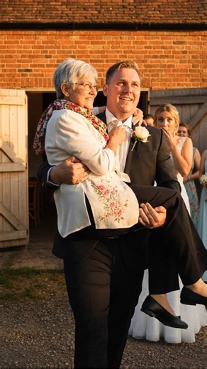 “The mistress is welcome!” announced the toastmaster at our wedding. To everyone’s amazement, my husband picked up his mother and carried her into my apartment! Applause erupted. I grabbed a glass of champagne and made a statement that left my mother-in-law collapsing right on the threshold. 😲😲😲 Evelyn had purchased the apartment at the end of October, rain falling outside, but her heart was warm. A thirty-meter one-room space on the outskirts of the city, in a nine-story panel building with 