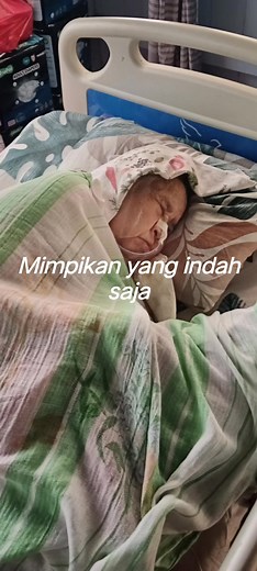 Tidur lah mek. Rehat lah. Walau waktu tidur mek dah berubah. Walau malam mek berjaga sampai pagi. Walaupon siang mek tidur seperti malam. Walau kami xcukup tidur malam. Ketahuilah mek apa saja untuk mek, kami sanggup. Walau siangnya kami mengantuk kerana mek, tetap kami tak boleh balas selautan pengorbanan mek buat kami anak2. Mek.. kuatnya kami hari ini kerana mek. Mek seorang yg kuat dan mandiri. Sampai hari ini setelah 4tahun mek sakit, mek masih kuat. Andai Allah takdirkan mek tak akan sembu