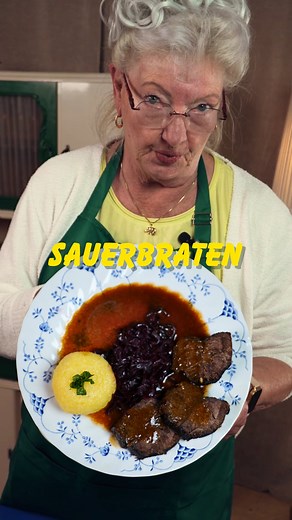 🥩 Ein Klassiker: Sauerbraten mit Klößen und Rotkohl. Das Gemüse dient als Grundlage, dann kommt der drei Tage vorher eingelegte Sauerbraten in die heiße Pfanne. 🔥🧅 Für die Soße wird der restliche Sud verwendet. Alles zusammen in die Auflaufform geben und ab in die Röhre. Für die Klöße gibt es natürlich die Kloßmasse von Emmis. 🥔 Dann wird angerichtet: butterzarter Sauerbraten mit Rotkohl, Klößen und kräftiger Soße.Mehr braucht’s nicht. 😋 #sauerbraten #omaemmisküche #emmiskloßmasse #sonntags