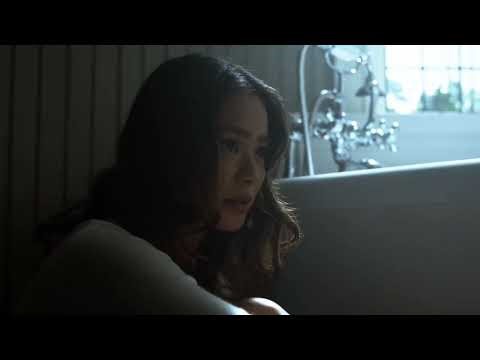 Lee and Valerie try to escape from Jervis Tetch