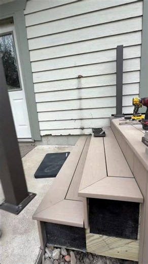 Aluminum stair railing with hidden screws
