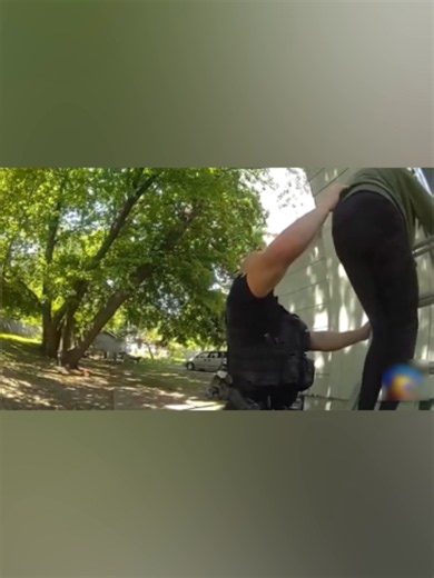 Policía salva a una mujer y su bebé de una casa en llamas en Michigan; el oficial le pidió a la mujer lanzar al menor por una ventana y logró rescatarlo con bien. Las víctimas fueron trasladadas a un hospital local cercano para una evaluación preventiva. #Latinus #InformaciónParaTi