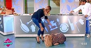 Italian actress attempts the splits live on TV - and it goes horribly wrong (Video)