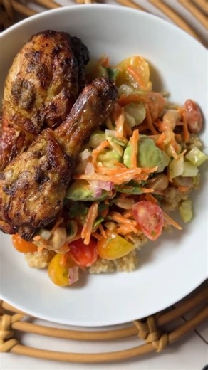 Pollo Norteño on Instagram: "Así se come rico en la vida: piezas de pollo, buen adobo norteño y airfryer 🔥🍗 1/4 Cebolla morada 1/4 cebolla blanca 6 dientes ajo fresco 1 puñito de hierba buena y cilantro fino 1 ralladura y jugo de limón 2 cdas mostaza 1 cdta paprika, pimienta negra, orégano seco y sal 4 cdas aceite 1/2 tz cerveza Práctico, delicioso y con sello resellable para cocinar solo lo justo. ¿Vos sos más de muslo, ala o pierna? 👀👇"