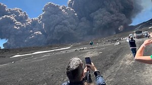 Vulkan erwacht mit Knall - Touristen am Ätna fliehen vor riesiger Rauchwolke