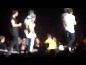 ONE DIRECTION- TWITTER QUESTIONS- Boston 6/26/2013
