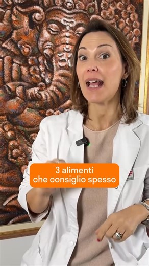 Prevenzione a Tavola on Instagram: "Questi sono 3 alimenti che la dottoressa @daniela_biserni consiglia spesa ai suoi pazienti. Sono 3 alimenti molto diversi tra loro, ma tutti hanno degli importanti benefici per la salute, se assunti regolarmente e all’interno di una dieta varia e bilanciata. Una base cremosa ricca di fermenti vivi che dialogano con l’intestino, piccoli frutti intensamente colorati carichi di polifenoli protettivi, e un cereale integrale naturalmente ricco di beta-glucani che r
