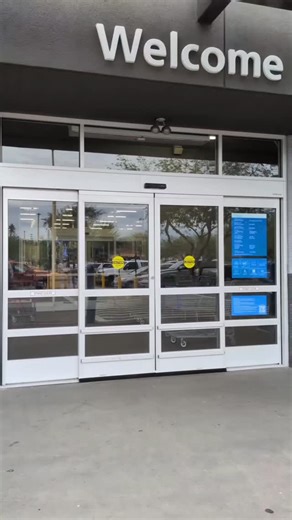 Holiday desserts are BACK in the Sam’s Club bakery! 🎅✨ Hot cocoa cake balls, festive cupcakes, a chocolate yule log cake, and the cutest holiday cut-out cookies… the sweetest season has begun! 🍪❄️ 📍Phoenix, Arizona #SamsClub #SamsClubFinds #HolidayDesserts #cakepops #SamsClubBakery Sam’s Club | costcoandsamsclubmama