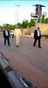 Pipo for Daura, Katsina state on Wednesday no fit hide dia joy as dem see Nigeria former President Muhammadu Buhari dey waka for dia street. Daura na di former president hometown. Buhari wave to pipo as im security details dey monitor di situation. 📷 Bashir Ahmad | BBC News Pidgin