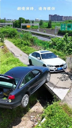 When The Two Cars Met, The Skilled Driver Performed This Unexpected Maneuver.