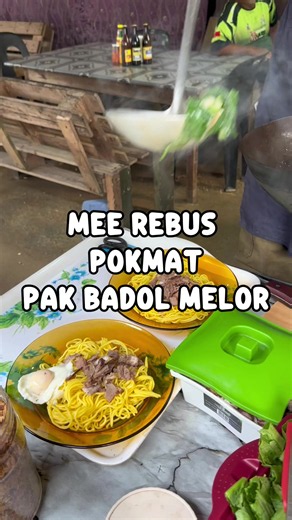 Jupo kedai Mee Rebus menggunakan kayu api zaman dulu2 vibe 80an kedai betul2 dalam kampung sangat menarik. ☺️ Owner kedai lokasi tgk tiktok @mart'miey☝🏼 📍Lokasi : Mee Rebus Pok Mat, kg Lubok Nibong ,Pok Badol Melor, ( masuk lorong tepi mad motor Pak Badol atau seberang jln lorong tu ada nasken kopi Pak Badol) 📆buka setiap khamis, jumaat & sabtu sahaja ⏰5pm - 11.30pm #meerebuspokmatpakbadol #meerebuspokmatpakbadol #meerebuspokmatpakbadol