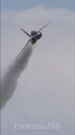 この角度で見るブルーインパルス最高！高速で飛ぶブルーインパルスカッコいいぞ