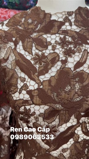 Sắc nâu pha chút ánh rêu từ hiệu ứng màu của chỉ cước hoạ tiết hoa hồng bung nở cực kì mãn nhãn. Vải có độ đứng form , chất liệu thêu tầng đậm nhạt từ chỉ cước - chỉ cotton tạo hiệu ứng 4d. Phù hợp may vest, áo đầm, set áo chân váy, áo dài form A, áo quần Cuối năm mà hàng mê không lối thoát các chị ạ | REN CAO CẤP