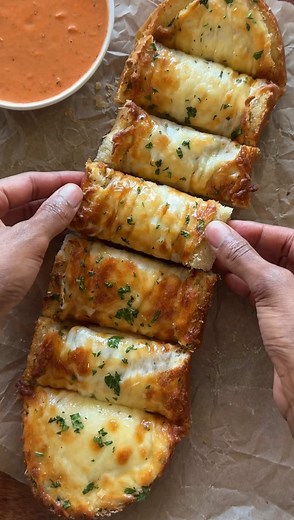 cheesy roasted garlic bread 🧀🧄 - roasted garlic butter spread on bread and topped with cheese 🔗 full recipe is on my website link in bio ✨ #cheesy #garlicbread #foodtiktok