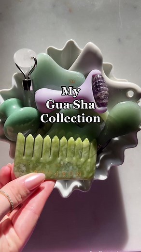 My collection of tools and crystals for Gua Sha and facial massage! ☺️✨ Protecia Skincare Skin Upliftinf Ceramic Gia Sha. @odacite Crystal Contour Green Aventurine. @tataharperskincare Crystal Spoon. @mountlai Jade Massaging Comb. @anisabeautybrushes THE ROLLER. @oseamalibu Gua Sha Sculptor. @monpourelondon Heal and Energise Jade Comb. __ #guasha #guashatutorial #facialmassage #facialtools #jadeguasha #rozequartz #jadecrystal #facialcontouring #facesculpting #mountlai #tataharper