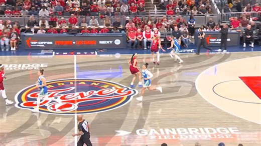 Un exemple de l’importance d’Azzi sans prendre un tir ni même toucher le ballon :Paige coupe pendant que Arike pose un back screen puis reçoit un DHO de Jess pour attaquer KM.Comme Azzi est à une passe et que tu ne peux pas la laisser à 3 points👉pas d’aide👉tir au cercle🔥