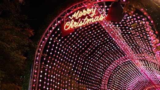 The Rio Tinto Christmas Lights Trail is officially in full swing 🌟 Over 46 dazzling nights, explore the magic that the lights trail has to offer ✨🎄 Don't forget there is free festive entertainment on Friday and Saturday nights, like Santa appearances at Council House and Snow Flurries in Hay Street Mall! Plan your journey: https://fal.cn/3tU5U | Visit Perth