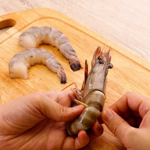 料理の基本！ エビの下ごしらえ(背わたのとり方)のレシピ動画・作り方 | デリッシュキッチン