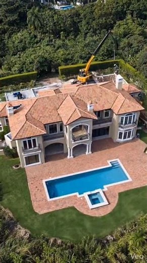 Construction with swimming pool with AI in time lapes