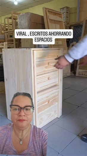 Irany Josefina Betancourt on Instagram: "Un escritorio practico para ahorrar espacios #iranybetancourt #mujeres #escritorios #carpinteria"