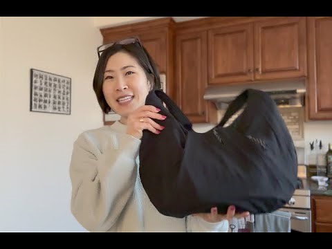 Lululemon Pleated Shoulder Bag | First Impressions & What Fits Inside