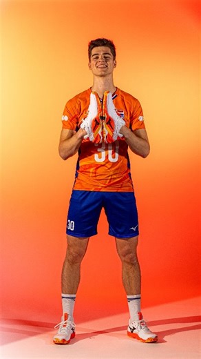 Niels Lipke on Instagram: "I'm addicted to this😅 • • • #volleyball #volleyballplayer #volley #volleyballworld #voleibol #pallavolo #haikyuu #rebounder #drills #tchoukball #tchouk"