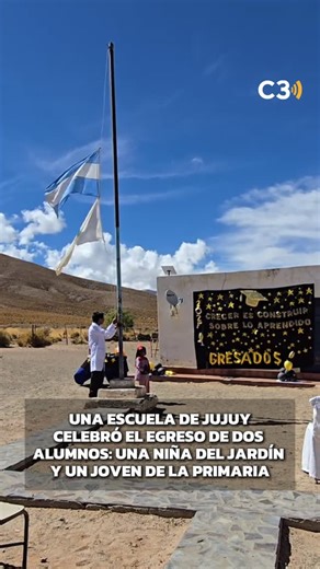 Cadena 3 Argentina on Instagram: "LOS EGRESADOS QUE CONMOVIERON A TODOS 👨‍🎓 Un niño que terminó la primaria y una pequeña que terminó el nivel inicial fueron los únicos egresados del ciclo 2025 en la escuela 355 en Cochinoca, Quera, área rural de la Puna jujeña 🏫 El momento fue capturado por la usuaria "layenidelapuna" en TikTok y generó cientos de comentarios destacando tanto la dedicación de los docentes como de los estudiantes 🙌 📻 Cadena 3 ▶️ YouTube 📲 App oficial en iOS y Android 🔗 ca
