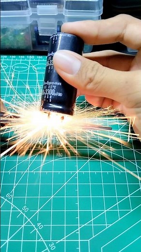 DESCARGANDO CAPACITOR 20V #arduino #electronics #electronica #capacitor