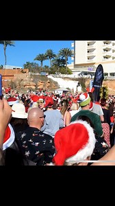✨C'est un événement assez unique et très célèbre dans la région de la Costa Blanca ! La fête de Noël sur la Plage de la Zenia (Orihuela Costa), située à une dizaine de minutes au sud de Torrevieja, est devenue une tradition incontournable, surtout pour la communauté internationale. Voici ce qu'il faut savoir sur cette célébration atypique : 1. Un Noël en maillot de bain Contrairement au Noël traditionnel au coin du feu, ici, la fête se passe sur le sable. La date : Tout se passe le 25 décembre a