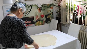 335K views · 3.5K reactions | Bakina kuhinja _ kako napraviti male pitice sa sirom od razvučenog testa (cheese pies) PODELITE PRIJATELJIMA HVALA PUNO RECEPT:https://www.youtube.com/watch?v=iHYiCQiM5H0 | Bakina kuhinja - domaći recepti i Video recepti | Facebook