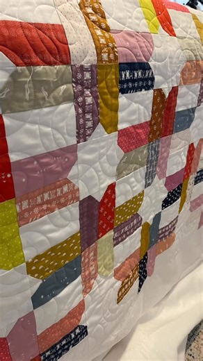 Sew Lux Fabric on Instagram: "Quilted my first quilt on the longarm today! Huge thanks to Valerie @vintageandpearlsquilting for coming over to coach me 🤩 🧵: This quilt is my Rejoice pattern sewn up in Heirloom by @alexiamarcelleabegg using the Cinnamon panto from @urban.elementz"