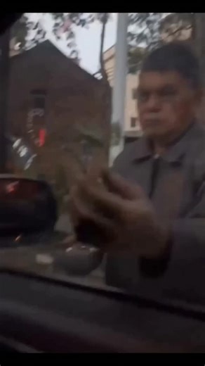 Elite Post on Instagram: "日本利用压电瓷砖将脚步转化为电能。这些瓷砖 捕捉来自你脚步的动能。当你行走时,你的重量和动作会对瓷砖产生压力。瓷砖会轻微弯曲,从而产生机械应力。瓷砖内部的压电材料将这种应力转化为电能。每一步都会产生少量电荷,而数百万步结合在一起就能产生足够的电力来驱动 LED 灯、数字显示屏和传感器。在像涩谷车站这样繁忙的地方,每天大约有240万个脚步为这一系统作出贡献。这些电能可以被储存或立即使用,从而减少对传统电力来源的依赖,并支持可持续的城市基础设施。这种方法将日常运动转化为实用的可再生能源。 #日本 #知识 #事实#你知道吗#推荐#科技#创新 #历史 # 技术 #实验 #热门"